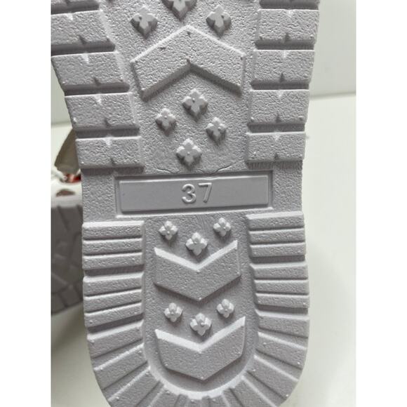 Unbranded Slip On White Shoe Football Graphic All Over Print Eu 37 US 6.5 New - Picture 8 of 9